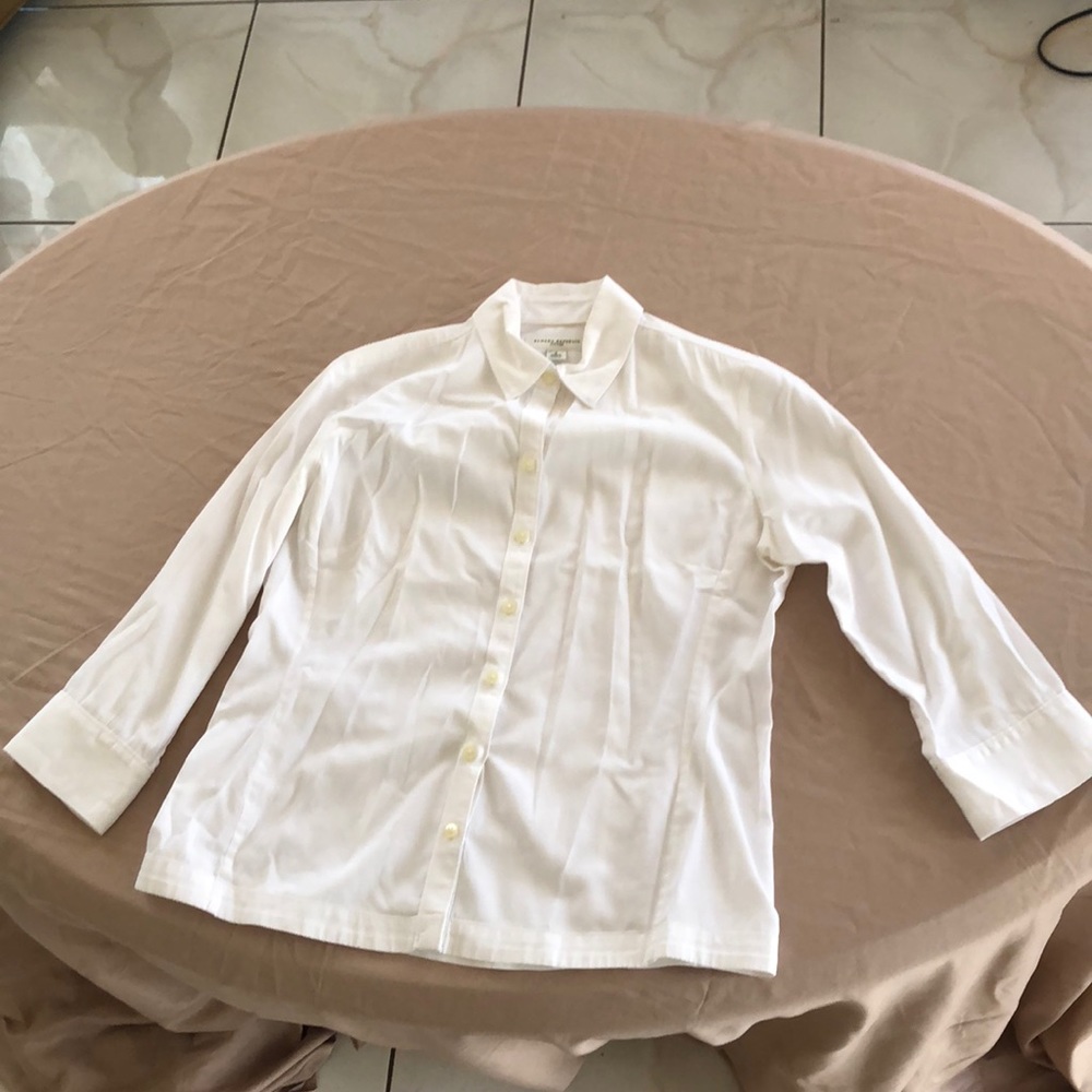 Beautiful white Banana Republic fitted blouse.